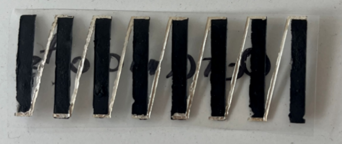 Huit barrettes noires alignées sur un support transparent, reliées par des contacts métalliques
